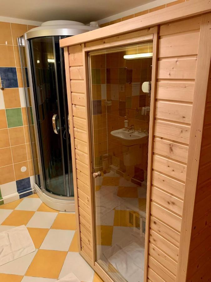 Loucky Hotel